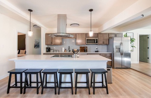Berkley Casa | Basecamp: Sleeps 16! Game Garage! Minutes to Downtown!