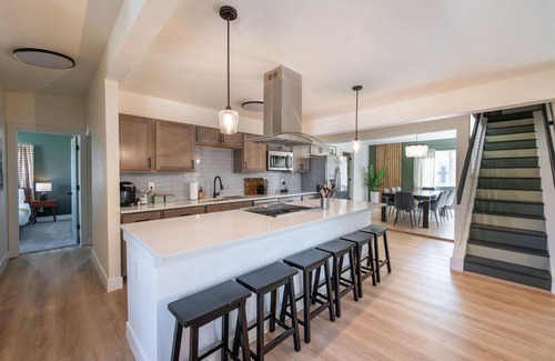Berkley Casa | Basecamp: Sleeps 16! Game Garage! Minutes to Downtown!