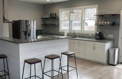 Near Eastside Casa | Sleeps 16 - Spacious - King Beds - Kid Friendly - Walkable