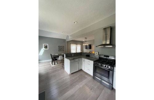 Near Eastside Casa | Sleeps 16 - Spacious - King Beds - Kid Friendly - Walkable