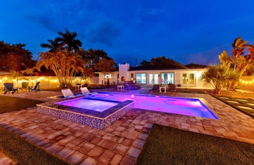 Bradenton Casa | Sleeps 16 Tropical Pool House with Spa near Beach