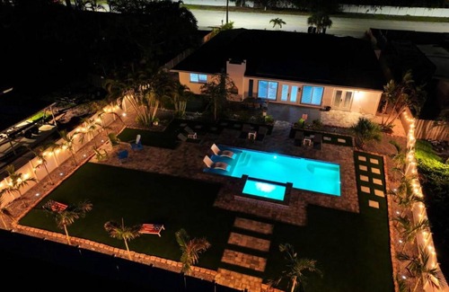 Bradenton Casa | Sleeps 16 Tropical Pool House with Spa near Beach