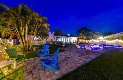 Bradenton Casa | Sleeps 16 Tropical Pool House with Spa near Beach