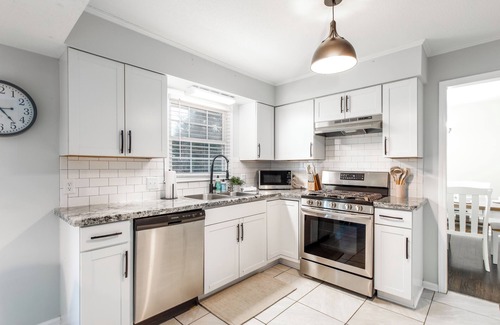 High Point Casa | Sleeps 17;2 mins from HPU; Hot Tub; Great for FurnitureMarket