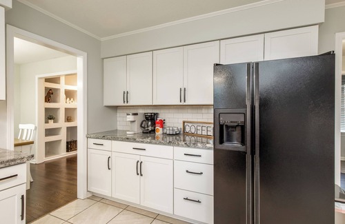 High Point Casa | Sleeps 17;2 mins from HPU; Hot Tub; Great for FurnitureMarket