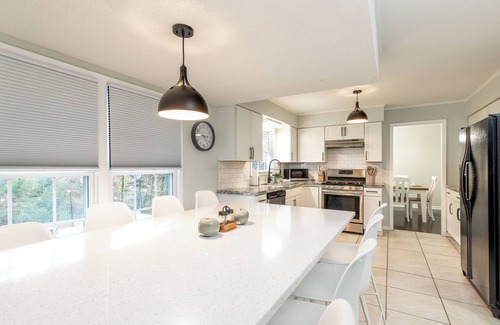 High Point Casa | Sleeps 17;2 mins from HPU; Hot Tub; Great for FurnitureMarket