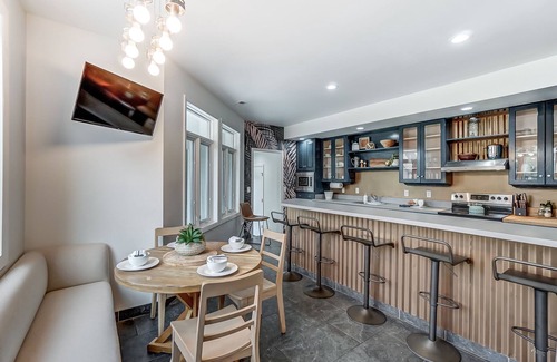 CUF Casa | Sleeps 17 Event House in Cincinnati with 6 Bedrooms 5 Lofts