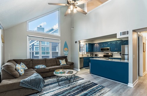 Holiday Island Condominio | Sleeps 19 & location can’t be beat! Walk to water & marina.Summer booking fast!