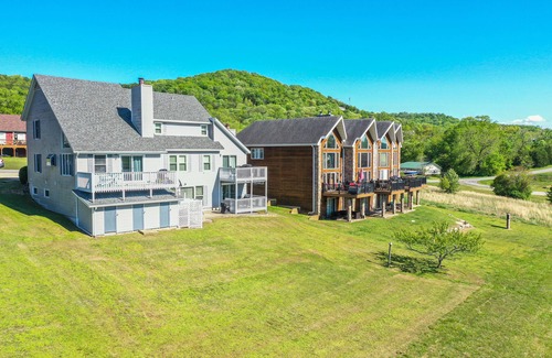 Holiday Island Condominio | Sleeps 19 & location can’t be beat! Walk to water & marina.Summer booking fast!
