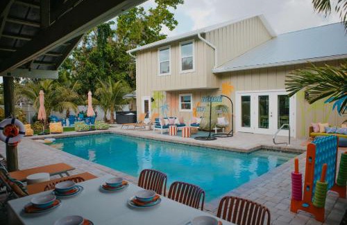 Palma Sola Casa | Sleeps 20 - Games - Basketball - Pool - Movie Room