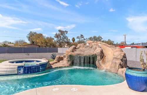Waltann Casa | Sleeps 20 Heated Pool Games Fire Pit Dog Friendly