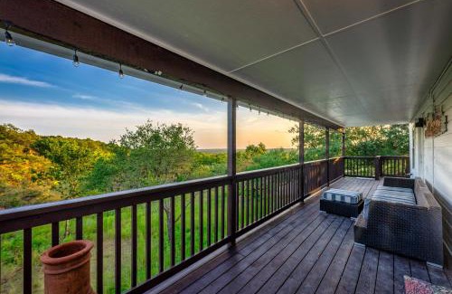 West Oak Hill Casa | Sleeps 20 Private Pool Backyard Luxurious Home