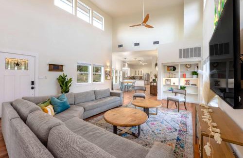 West Oak Hill Casa | Sleeps 20 Private Pool Backyard Luxurious Home