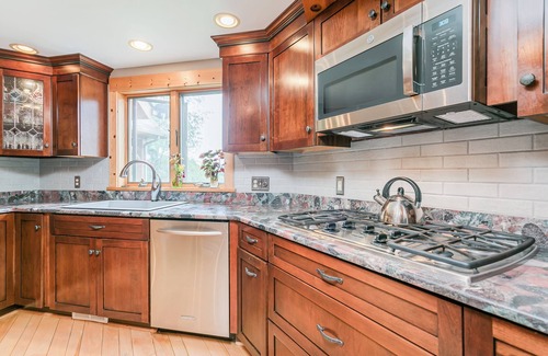 Naples Casa | Sleeps 22 | Pond | Hot Tub | Yoga/Gym Studio