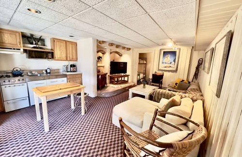 Wardsboro Casa | Sleeps 30!! 2 Cabins, 10 Bedrooms, 3 Kitchens, Hot Tub, Fireplaces, Game Rooms