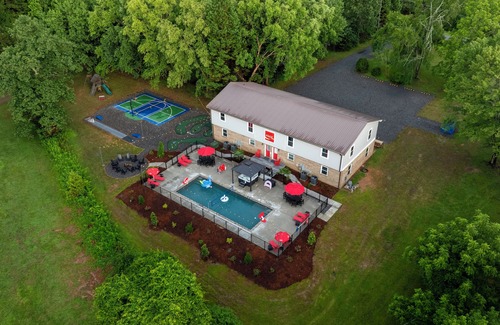 Barium Springs Casa | Sleeps 30! Themed Home w/ Pool, Hot tub, Pond, Pickleball, Putt Putt, Arcades