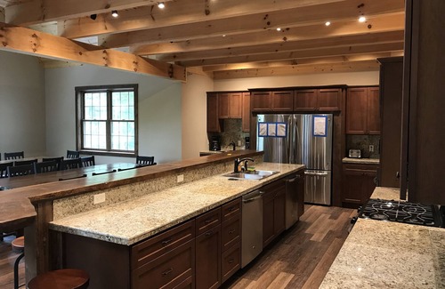 Saugatuck Casa | Duerme 38! nueva casa en 17 acres con estanque, piscina, cancha de voleibol, senderos