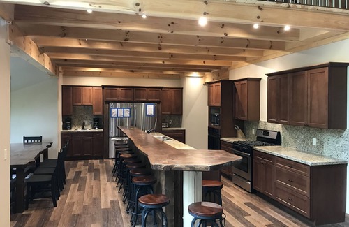 Saugatuck Casa | Duerme 38! nueva casa en 17 acres con estanque, piscina, cancha de voleibol, senderos