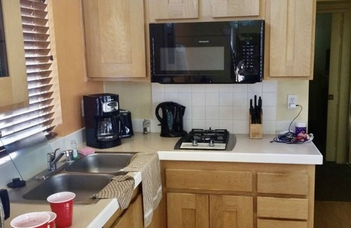 Napa Cabaña | Sleeps 4! 1 Queen Size Bed with fold out couch. Unit has fridge, stove/microwave