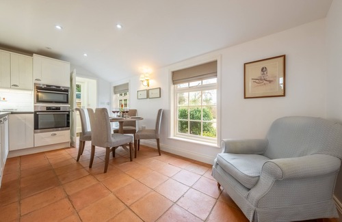 Bury St Edmunds Cabaña | Sleeps 4 guests in 1 Double and 1 Twin bedroom