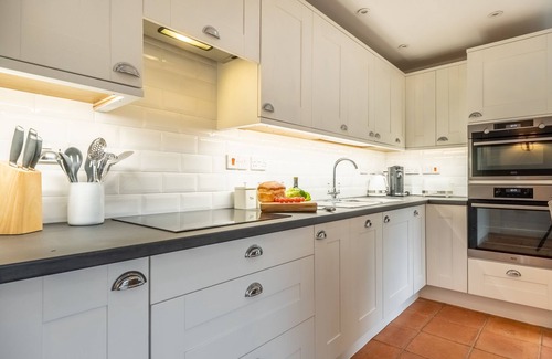 Bury St Edmunds Cabaña | Sleeps 4 guests in 1 Double and 1 Twin bedroom