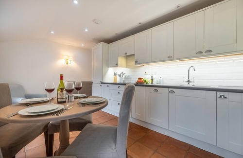 Bury St Edmunds Cabaña | Sleeps 4 guests in 1 Double and 1 Twin bedroom
