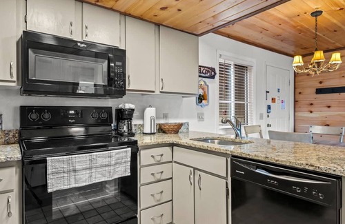 Gatlinburg - Pigeon Forge Apartamento | Sleeps 4 Heated Pool Hot Tub Mountain View