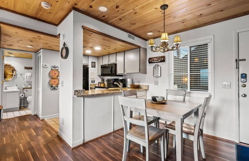 Gatlinburg - Pigeon Forge Apartamento | Sleeps 4 Heated Pool Hot Tub Mountain View