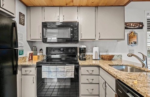 Gatlinburg - Pigeon Forge Apartamento | Sleeps 4 Heated Pool Hot Tub Mountain View