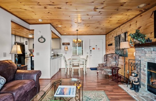 Gatlinburg - Pigeon Forge Apartamento | Sleeps 4 Heated Pool Hot Tub Mountain View