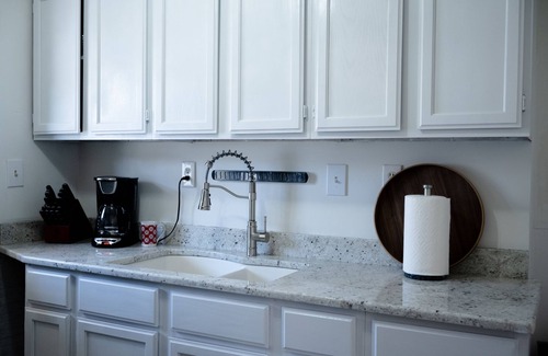 Kansas City Casa | Sleeps 6, 3 Queen Beds, Centrally Located, Near Downtown KC & County Club Plaza