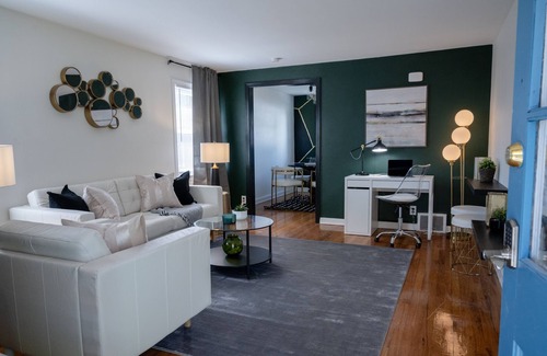 Kansas City Casa | Sleeps 6, 3 Queen Beds, Centrally Located, Near Downtown KC & County Club Plaza
