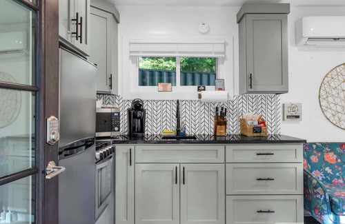 Greenville Cabina | Sleeps 5 on the River, Close to DT