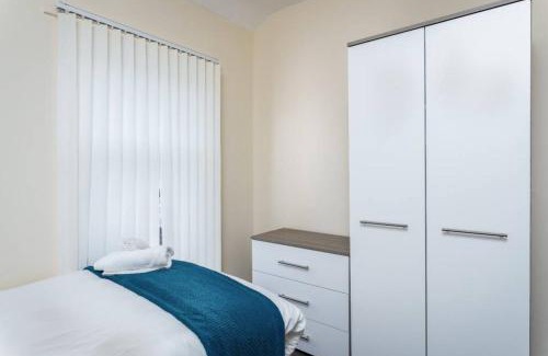 Cwmbrwla Apartamento | Sleeps 5, Smart TV's in bedrooms