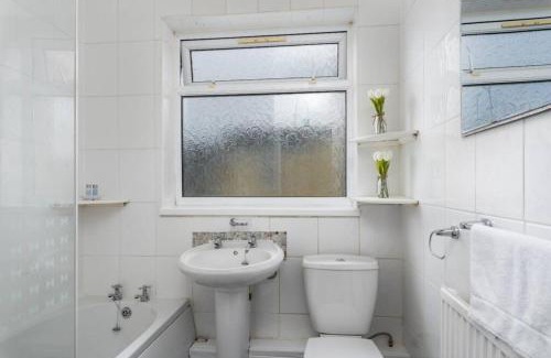 Cwmbrwla Apartamento | Sleeps 5, Smart TV's in bedrooms
