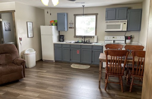 Cassville Condominio | Sleeps 5 (unit 4A), pool, next to Big M Marina, 15 min to Roaring River