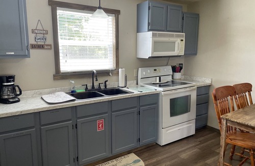 Cassville Condominio | Sleeps 5 (unit 4A), pool, next to Big M Marina, 15 min to Roaring River