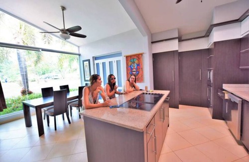 Aguadilla Pueblo Villa | Estadías de 50+, Mansión para boda y vacaciones en Aguadilla, piscina, jacuzzi..