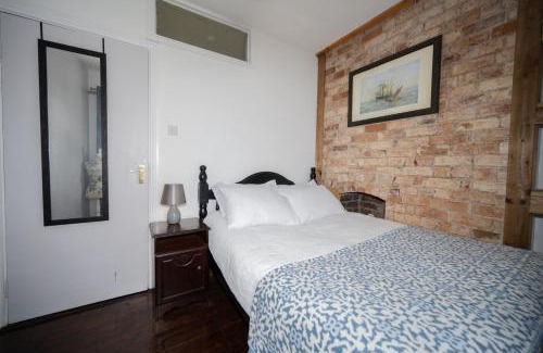 Youghal Apartamento | Sleeps 6 - 100mFromBeach - Ocean View Balcony