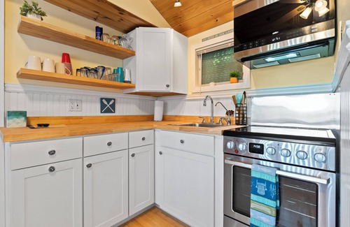 Laconia Condominio | Sleeps 6, 2 Bath, Large Private Deck, Beach & Pool