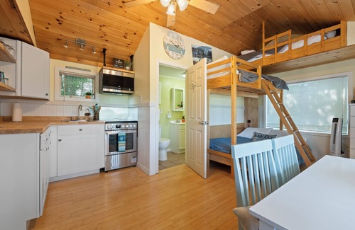 Laconia Condominio | Sleeps 6, 2 Bath, Large Private Deck, Beach & Pool