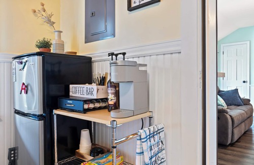 Laconia Condominio | Sleeps 6, 2 Bath, Large Private Deck, Beach & Pool