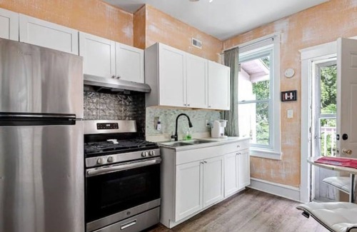Wilmington Apartamento | Sleeps 6, 3BR 1BA,1King+2 Queen beds, perfect for long stays in a great location