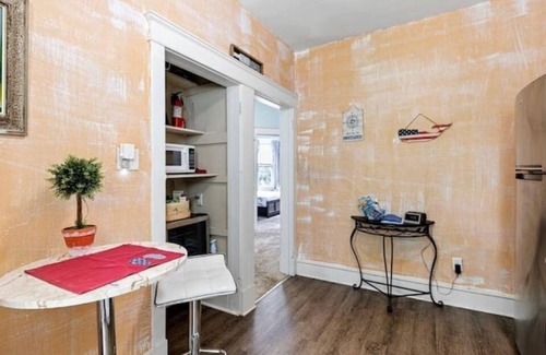 Wilmington Apartamento | Sleeps 6, 3BR 1BA,1King+2 Queen beds, perfect for long stays in a great location