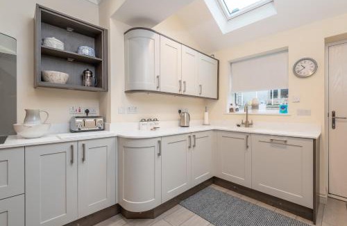 Wadsworth Casa | Sleeps 6 4 bedrooms 2 minute walk to the Square Hosted Happy Valley Cast