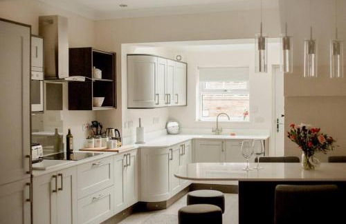 Wadsworth Casa | Sleeps 6 4 bedrooms 2 minute walk to the Square Hosted Happy Valley Cast