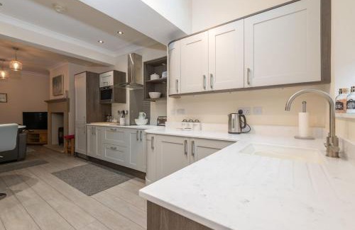 Wadsworth Casa | Sleeps 6 4 bedrooms 2 minute walk to the Square Hosted Happy Valley Cast