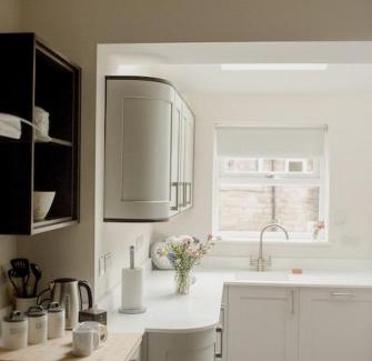 Wadsworth Casa | Sleeps 6 4 bedrooms 2 minute walk to the Square Hosted Happy Valley Cast