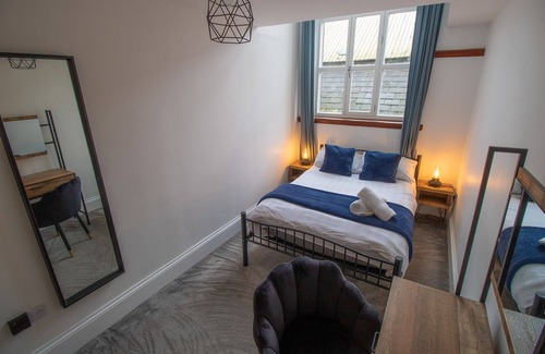 Hull Old Town Cabaña | Sleeps 6 guests in 3 bedrooms