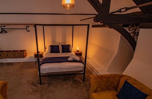 Hull Old Town Cabaña | Sleeps 6 guests in 3 bedrooms
